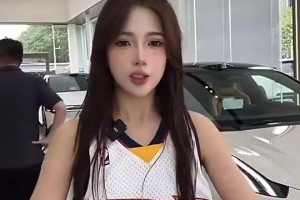 還挺有喜感??一賣車女主播通過穿庫里球衣奇葩運(yùn)球，來吸引流量