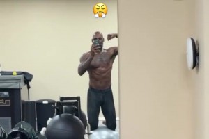 肌肉猛男老詹健身房曬自拍??
