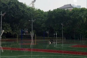 老肩巨滑！這哥們在下雨天 背著地直接橫滑過3個籃球場??
