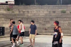 太像AI了！野球場(chǎng)驚現(xiàn)艾弗森絕技Crossover！