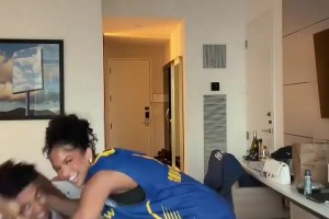 倫德伯格女友tacarra穿著勇士夏聯(lián)球衣，他倆看起來太有愛了！