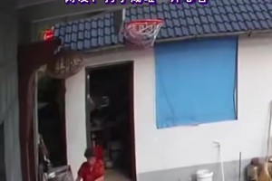 完啦?? 小孩哥投籃一發(fā)命中，球入籃后打翻奶奶燉的螃蟹煲！