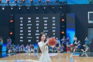 一流顏值&身材??女演員虞書欣現(xiàn)身AUBL現(xiàn)場(chǎng)投籃~