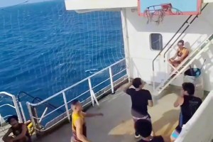 海員的生活！在船上打球有多難？一不小心球就沒了