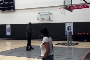 54歲的沙奎爾還在試圖把籃筐拆下來??